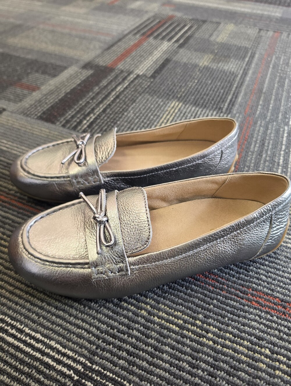 Vionic Taryn Pewter Metallic Leather Driving Loafers Women's Size 9